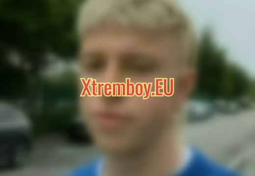 Je suis un beau blond qui a besoin d'un gros biberon