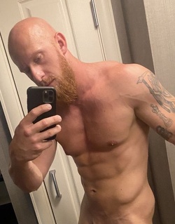 Combat corps à corps entre hommes sportifs – expérience naturiste à Bois-d’Arcy
