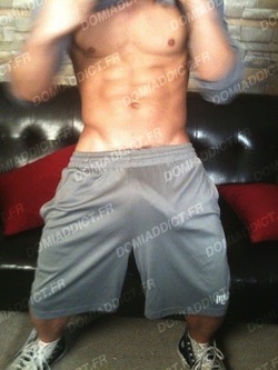 Anthony, 25 ans : Massage Naturiste Gay à Paris – Ambiance Chaleureuse & Huiles de Massage Premium