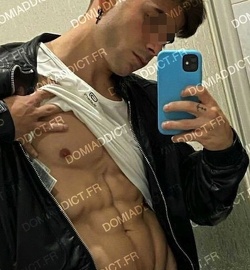 RECH plan cul direct entre hommes musclés