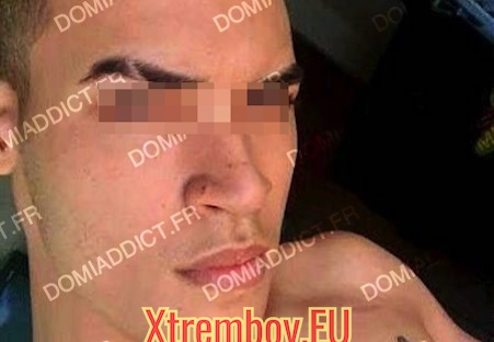 Contrôler la queue et traire les couilles d'un bogoss