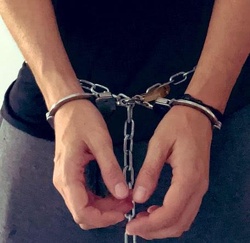 Cherche un partenaire de jeu de rôle domi/soumis pour m'attacher et me soumettre.