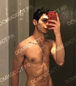 Jeune mec ch à se faire baiser bareback par un mec rebeu musclé dominateur