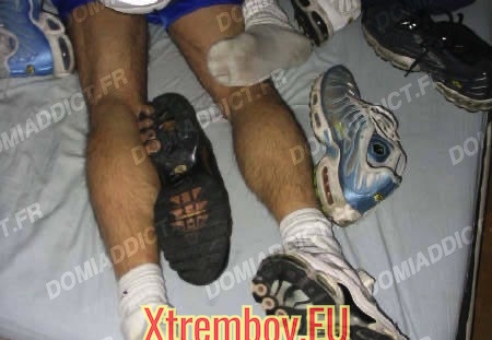 Pipe et léchage de Nike entre sneakers addict