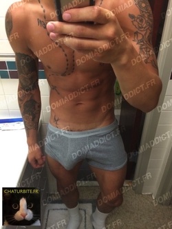 Jeune mec musclé du 94 recherche partenaire de bondage sur IDF