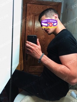 Escort Boy Occasionnel Actif en IDF | Corps Sportif, Tarifs Négociables, Hygiène Irréprochable