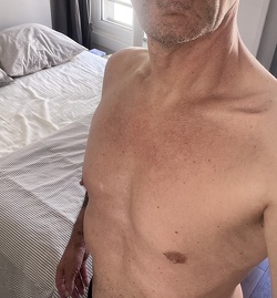 Soumis fisteur passif à Paris : Découverte du BDSM avec jeux de cordes et adoration des pieds